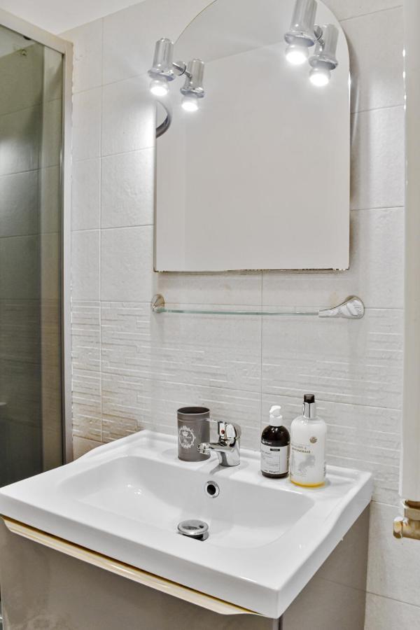 Homestay Отопени Екстериор снимка