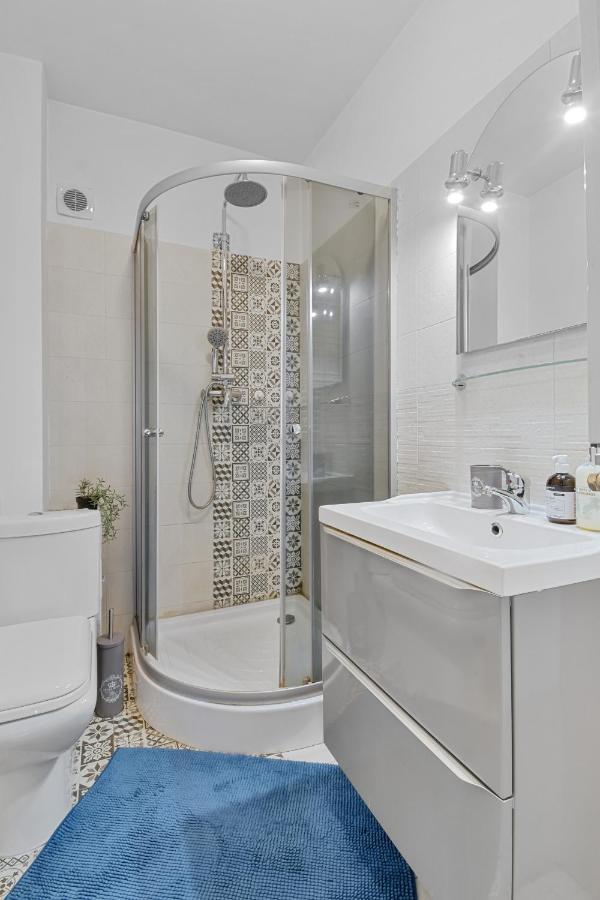 Homestay Отопени Екстериор снимка