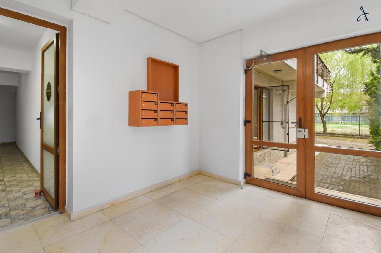Homestay Отопени Екстериор снимка